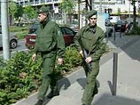 Аэропорты и основные вокзалы Германии патрулируют усиленные наряды полиции и специальные подразделения в защитных костюмах и с автоматамив. Представитель МВД подтвердил, что в интернете выложена новая видеозапись с угрозами подписанными руководством "Аль-