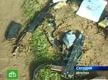 В машине боевиков оперативники обнаружили два автомата Калашникова, пистолет, четыре гранаты и боеприпасы, отметил собеседник агентства