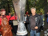 Донецкие кузнецы выковали Кубок УЕФА, который в два раза больше оригинала 