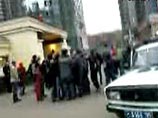 Видео конфликта у метро "Сокольники" было снято на камеру мобильного телефона, апрель 2008 года
