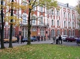 Милиция обыскивает кабинет декана СПбГУ, отчитавшей "учителя Медведева"