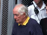80-летний легендарный грабитель Ронни Биггс "выкатился на дело" на новом скутере 80-летний легендарный грабитель Ронни Биггс "выкатился на дело" на новом скутере