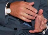 Как выяснил блоггер malishevsky, на руке Лукашенко красуются швейцарские часы Patek Philippe Calatrava 5120j, которые стоят почти 17 тысяч долларов или 11 тыс. евро
