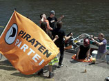 На фоне достаточно тихого развития предвыборной гонки в Германии, бросались в глаза большие оранжевые флаги с черным парусником в белом круге