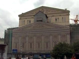 Возле Большого театра в столице забил мощный фонтан: прорвало трубу
