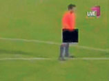 В матче чемпионата Катара во время выполнения углового удара швейцарец (если это действительно был он), находясь у дуги штрафной площади, справил нужду прямо на поле