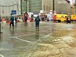 Накануне вечером рядом с Большим театром из трещины в асфальте буквально забил фонтан. В результате Большой театр и Малый театр оказались по разную сторону реки Накануне вечером рядом с Большим театром из трещины в асфальте буквально забил фонтан. В результате Большой театр и Малый театр оказались по разную сторону реки