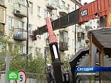 В Екатеринбурге на пятиэтажный жилой дом упал строительный кран