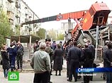 В Екатеринбурге на пятиэтажный жилой дом упал строительный кран: пострадал его водитель