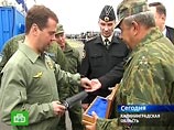 Медведев на балтийском полигоне поработал манипуляторами, получил в подарок нож и порассуждал о кризисе