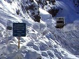 Тяжелая техника дорожно-эксплуатационного предприятия номер 167 федерального дорожного агентства приступила к расчистке магистрали от сошедших снежных лавин как со стороны Северной, так и Южной Осетии