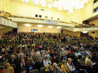 Патриарх выступал перед молодежью в концертном зале "Витебск", вмещающем более тысячи человек, его встреча с собравшимися в зале транслировалась для молодежной аудитории в летнем амфитеатре города, где насчитывалось около 6 тысяч студентов, еще тысячи сле