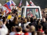 Папу приветствовали тысячи паломников Папу приветствовали тысячи паломников