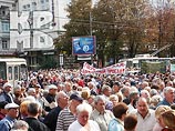 В столице Молдавии пенсионеры, возмущенные решением властей Кишинева повысить тарифы на воду и отменить льготы на проезд в общественном транспорте, вышли на митинг