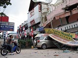 Первое землетрясение - силой 7,6 - случилось в среду в 17:16 по местному времени (14:16 по Москве) в провинции Западная Суматра. В прибрежном городе Паданг с населением в 900 тыс. человек обрушились сотни зданий, погибли не менее 200 человек