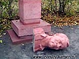 На Алтае вандалы снесли с постамента памятник Василию Шукшину На Алтае вандалы снесли с постамента памятник Василию Шукшину