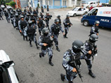 В среду полиция страны, руководствуясь этим декретом, начала выселять сторонников свергнутого президента Селайи из занимаемых ими правительственных учреждений