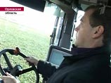 Президент РФ Дмитрий Медведев в пятницу в ходе рабочей поездки в Орловскую область понаблюдал за сбором урожая и даже сел за руль комбайна, чтобы помочь в уборке сахарной свеклы