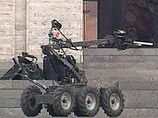 Саперы с помощью робота и гидродинамической пушки разминировали взрывное устройство, обнаруженное накануне вечером в багажнике автомашины ВАЗ-2106