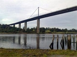 Пара девочек-подростков прыгнула с моста Эрскин в Глазго