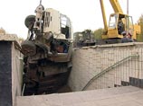 В Татарстане "КамАЗ" упал в подземный переход на семью с ребенком: мать погибла на месте В Татарстане "КамАЗ" упал в подземный переход на семью с ребенком: мать погибла на месте