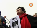 Сотни людей почтили память Политковской на митинге в Москве