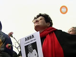 Сотни людей почтили память Политковской на митинге в Москве Сотни людей почтили память Политковской на митинге в Москве
