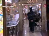 СМИ публикуют подробности громкого скандала, разгоревшегося вокруг сети гипермаркетов золота "Алтын". Обыски, проведенные накануне в магазинах сети в России, прошли в рамках уголовного дела о крупной контрабанде изделий из драгоценных металлов СМИ публикуют подробности громкого скандала, разгоревшегося вокруг сети гипермаркетов золота "Алтын". Обыски, проведенные накануне в магазинах сети в России, прошли в рамках уголовного дела о крупной контрабанде изделий из драгоценных металлов