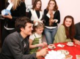 Детский фонд ООН (ЮНИСЕФ) назначил Послом доброй воли британского актера Орландо Блума. В один из своих приездов в Россию он посетил Красносельский центр для детей из неблагополучных семей в Москве