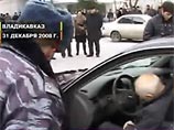 В совершении этих преступлений "обвиняются участники преступной группы, возглавляемой Олегом Гагиевым, - Александр Джуссоев, Алан Алборов, Инал Остаев, Рафаэль Калагов, объявленные в федеральный и международный розыск В совершении этих преступлений "обвиняются участники преступной группы, возглавляемой Олегом Гагиевым, - Александр Джуссоев, Алан Алборов, Инал Остаев, Рафаэль Калагов, объявленные в федеральный и международный розыск