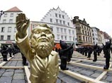 На площади немецкого городка обосновались 1250 садовых гномов-нацистов
На площади немецкого городка обосновались 1250 садовых гномов-нацистов