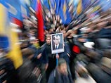 Львовские националисты в годовщину убийства своего исторического героя Степана Бандеры одарили президента России Дмитрия Медведева и премьера Владимира Путина комплектом литературных сведений о нем Львовские националисты в годовщину убийства своего исторического героя Степана Бандеры одарили президента России Дмитрия Медведева и премьера Владимира Путина комплектом литературных сведений о нем