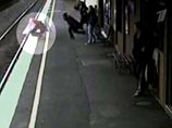 В Австралии грудной ребенок выжил после падения под движущийся поезд В Австралии грудной ребенок выжил после падения под движущийся поезд