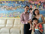 Сингапурская семья собрала самый большой в мире картонный паззл (ФОТО)