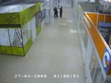 Кадры бойни в московском супермаркете "Остров", устроенной майором милиции Денисом Евсюковым