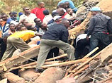 По словам представителя полиции Сэмюэля Мукиндии, к настоящему времени в ходе многочасовой спасательной операции из-под завалов спасены 13 человек