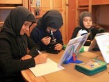 Как свидетельствуют корреспонденты "КП", 7-8-летние воспитанницы в черных одеяниях похожи на воронят. Девочки штудируют учебник "Природоведение". На столе микроскоп. Глазки у девчонок смышленые, живые... Как свидетельствуют корреспонденты "КП", 7-8-летние воспитанницы в черных одеяниях похожи на воронят. Девочки штудируют учебник "Природоведение". На столе микроскоп. Глазки у девчонок смышленые, живые...