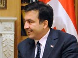 Ранее госсекретарь Хиллари Клинтон также заверила Саакашвили, что США приложат все силы, чтобы мировое сообщество продолжало не признавать Южную Осетию и Абхазию