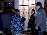 Неизвестные, угрожая огнестрельным оружием, во вторник вечером отобрали 2,5 миллиона рублей у мужчины напротив здания мэрии Москвы на Новом Арбате