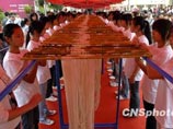 Китайцы изготовили рисовую лапшу рекордной длины - 2,6 километра