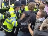 Итог потасовки британских антифашистов с полицией у здания BBC: шесть задержанных, трое пострадавших Итог потасовки британских антифашистов с полицией у здания BBC: шесть задержанных, трое пострадавших