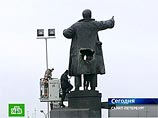 Рабочие в Санкт-Петербурге в пятницу вечером начали демонтировать памятник Ленину, поврежденный взрывом ранним первоапрельским утром