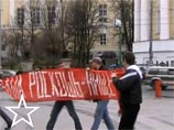 Активисты "Левого фронта" закидали ярмарку миллионеров в центре Москвы ананасами и рябчиками