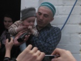 9-месячный малыш Али Якубов живет с родителями в селе Краснооктябрьское Кизлярского района. И чтобы увидеть его ежедневно, сюда приезжают по 300-400 паломников со всего Северного Кавказа
