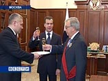 Медведев "подарил" Примакову орден на юбилей и назвал его счастливым человеком