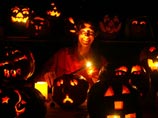 Хэллоуин - старинный кельтский праздник, именуемый также "канун Дня всех святых", он отмечается в ночь с 31 октября на 1 ноября в основном в США и Канаде, а за последние 10 стал популярным и в России