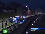 Спасатели извлекли двоих погибших из машины, упавшей в Яузу Спасатели извлекли двоих погибших из машины, упавшей в Яузу