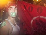 Олимпийский огонь столкнулся с акцией протеста Олимпийский огонь столкнулся с акцией протеста