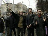 Траурный митинг завершился исполнением гимна "Магутны Божа", который традиционно исполняют представители белорусской оппозиции, сообщает