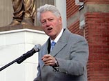 Билл Клинтон открыл в Косово "золотой" памятник себе - за бомбежки Белграда